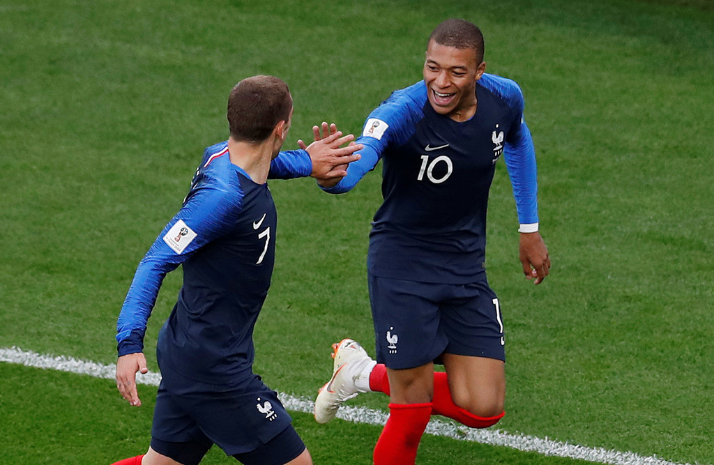 Pháp: "Les Bleus" đang cho thấy họ hoàn toàn là một ứng cử viên sáng giá cho chức vô địch. 2 trận thắng với cách biệt tối thiểu trước Australia và Peru là đủ để thầy trò HLV Didier Deschamps vươn lên dẫn đầu bảng C với 6 điểm tuyệt đối, qua đó cầm chắc tấm vé vào vòng 1/16.