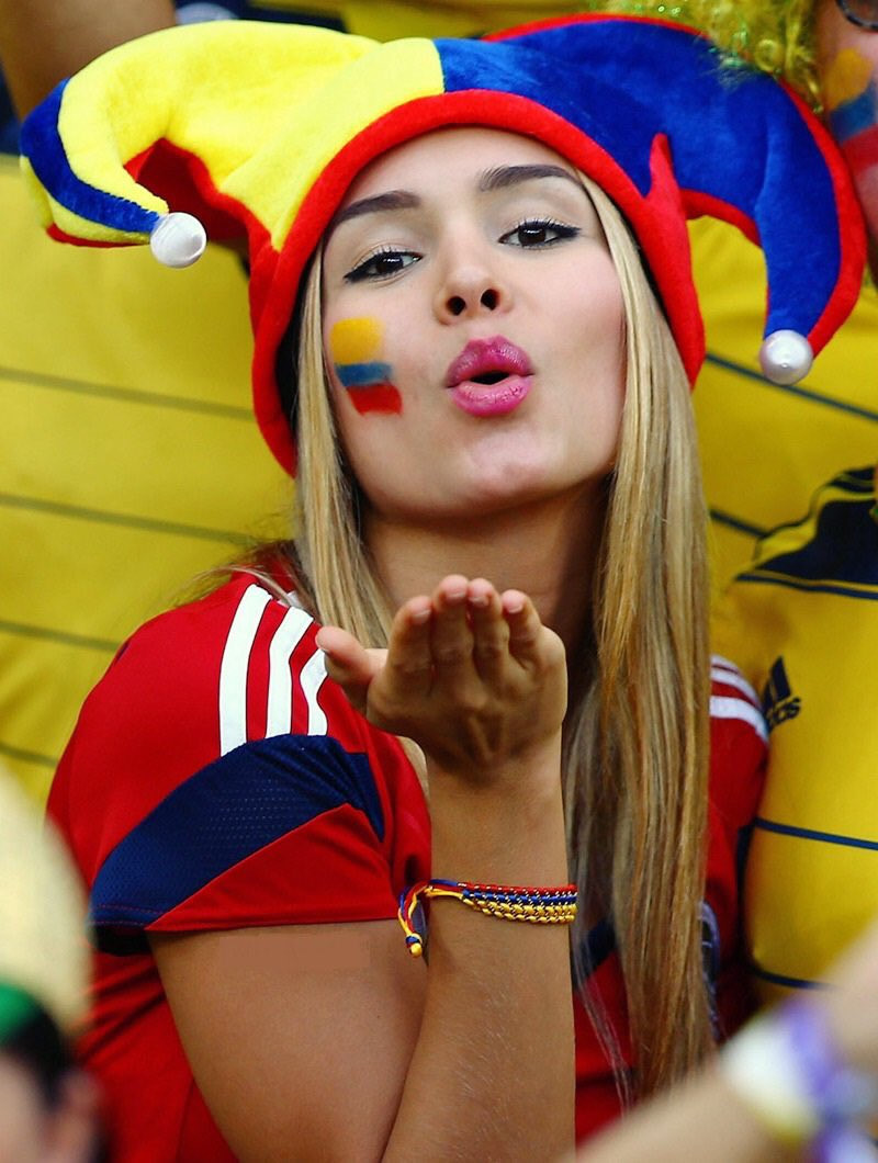 Dàn mỹ nhân đẹp trên khán đài trận Ba Lan và Colombia - Bóng Đá
