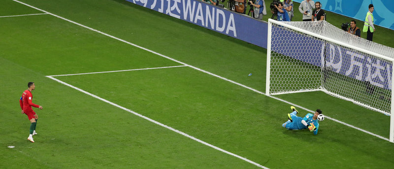 Thủ môn Iran cản penalty của Ronaldo: Từ kẻ lang thang đến đêm kỳ diệu - Bóng Đá