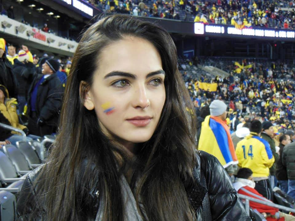 1. Daniela Botero: Xuất hiện trong trận đấu giữa Colombia và Nhật Bản cách đây ít ngày, một cổ động viên xinh đẹp nhanh chóng gây chú ý khi có mặt trên khán đài SVĐ Mordovia. Cô là Daniela Botero, diễn viên, người mẫu mang quốc tịch Colombia.