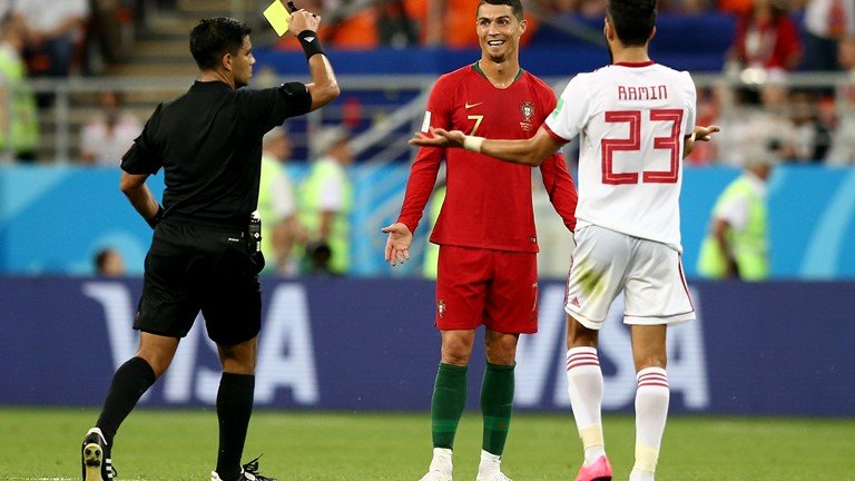Ronaldo đáng bị thẻ đỏ, VAR là trò hề - Bóng Đá