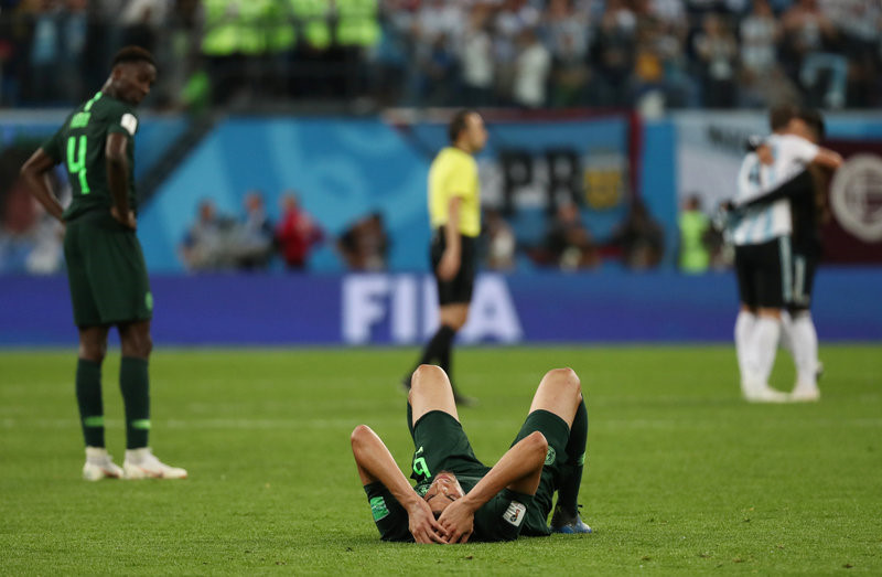 CĐV Nigeria chết lặng, cầu thủ bật khóc sau trận thua Argentina - Bóng Đá