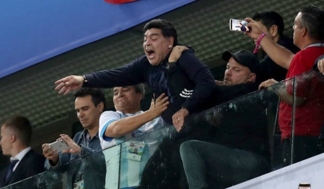 '50 sắc thái' của Diego Maradona trong ngày Argentina thoát 'cửa tử' - Bóng Đá