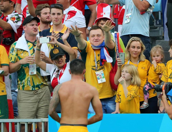 CĐV Peru bị 'ném đá' khi giật áo đấu Tim Cahill dành cho fan nhí - Bóng Đá