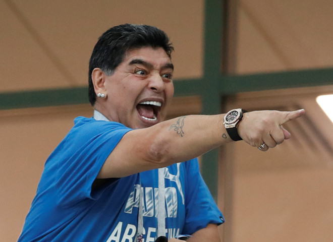 FIFA yêu cầu Diego Maradona tôn trọng người hâm mộ - Bóng Đá