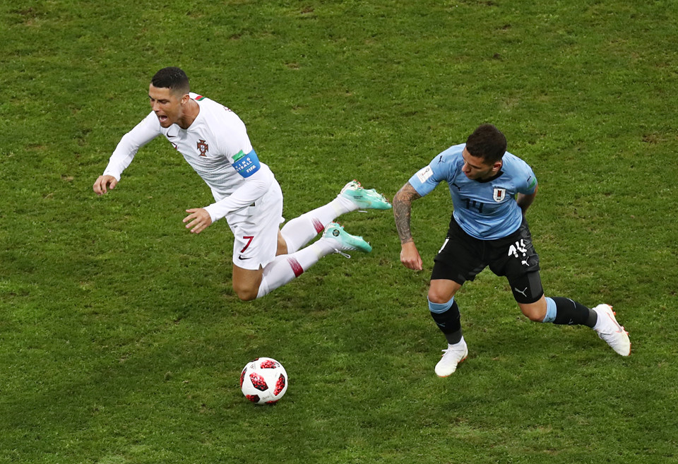 Mỗi khi Ronaldo có bóng, sẽ có từ hai đến ba cầu thủ Uruguay ập vào tranh cướp. Tiền đạo sinh năm 1985 liên tục phải lùi về khu vực giữa sân để tìm cho mình khoảng trống.
