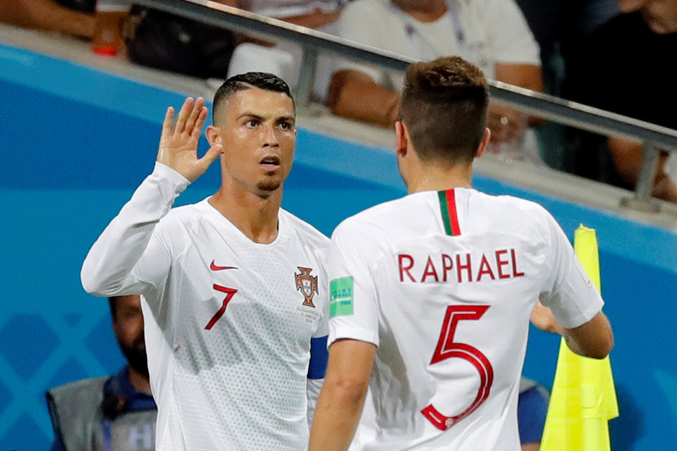 Trong khi Ronaldo bị bắt chết, bạn thân của anh, Pepe tỏa sáng với bàn gỡ hòa 1-1 cho Bồ Đào Nha ở đầu hiệp hai.
