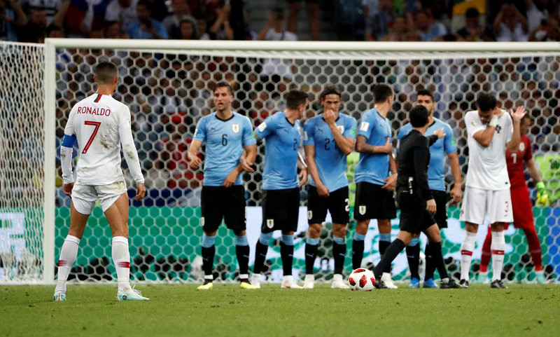 Dáng đứng sút phạt quen thuộc cộng thêm việc kéo cao ống quần cũng không thể giúp Ronaldo ghi bàn vào lưới đối thủ Nam Mỹ.