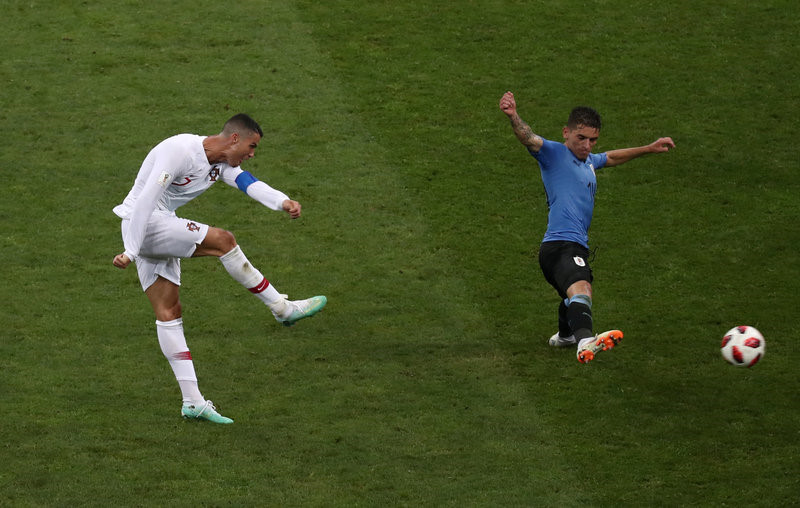 Ở trận đấu đêm qua, dấu ấn của Ronaldo chỉ là những cú dứt điểm từ xa không mấy nguy hiểm, nếu không bị hàng phòng ngự Uruguay chặn lại thì cũng nằm gọn trong tay thủ môn Muslera.