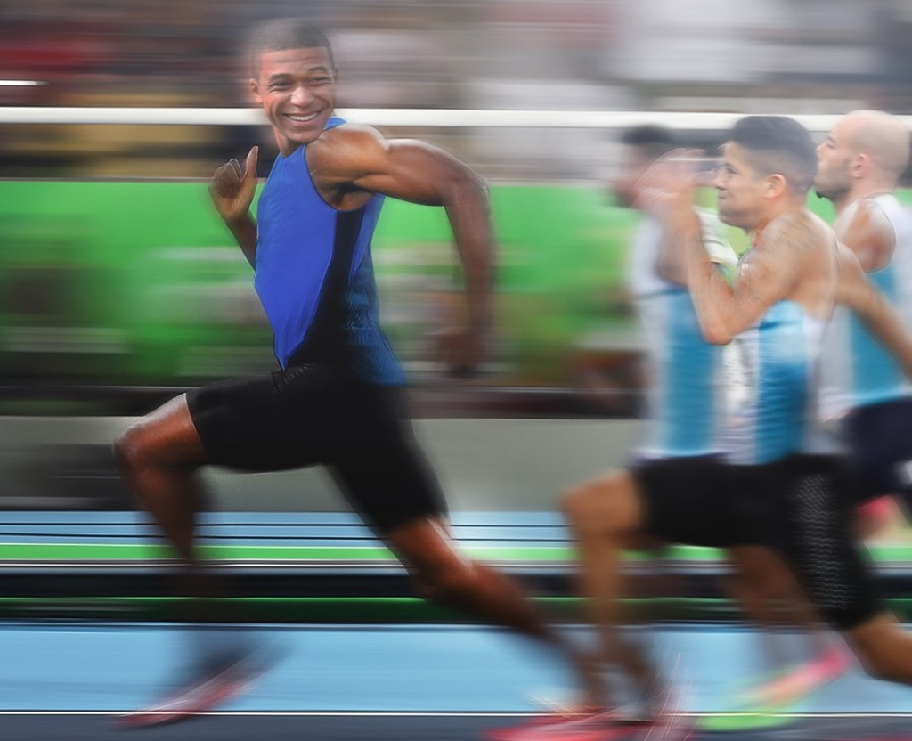 Đây là tình trạng mỗi khi Mbappe có bóng. Các cầu thủ của Argentina dường như không thể nào đuổi kịp được anh.