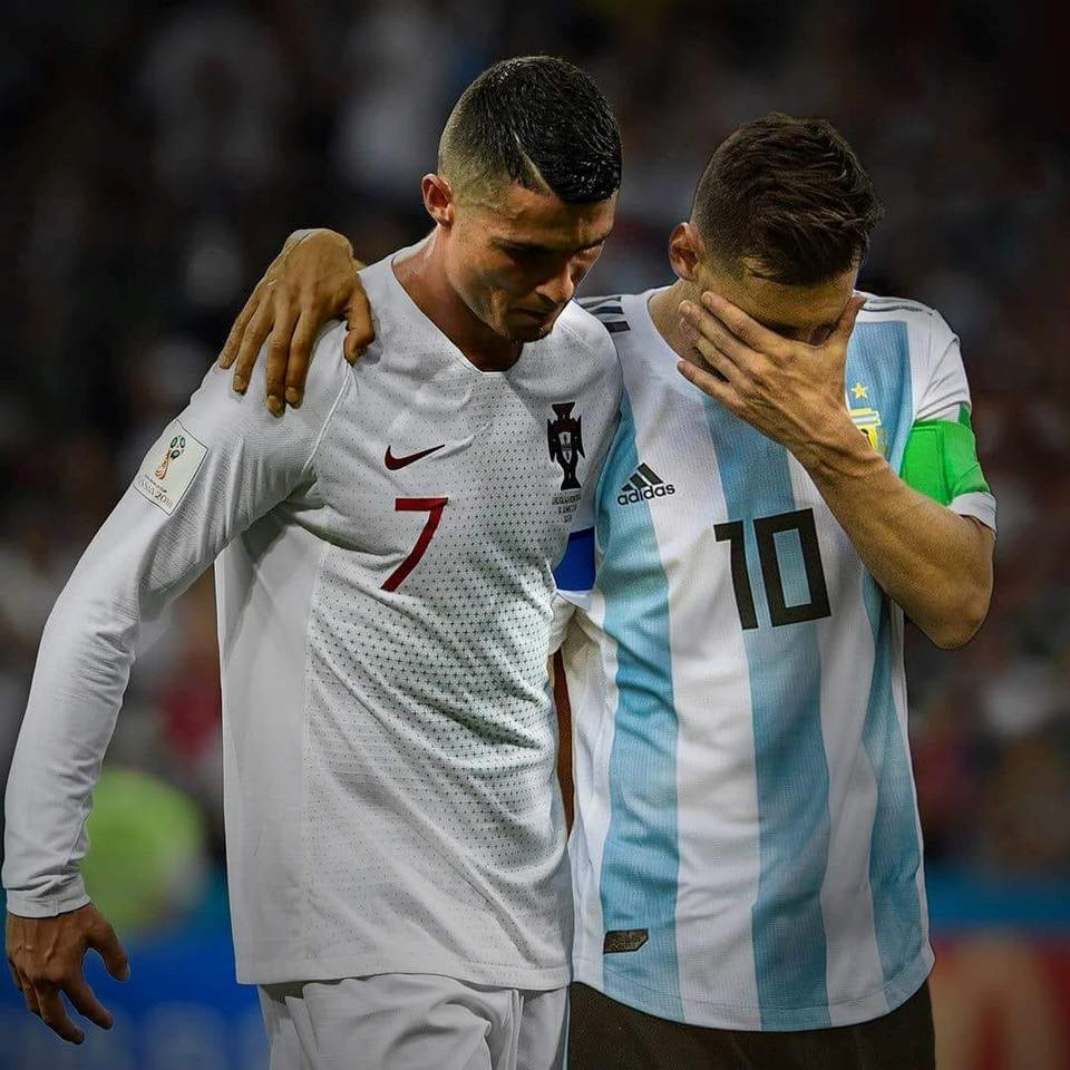 Chỉ ít giờ sau, C. Ronaldo cũng chịu chung số phận khi Bồ Đào Nha thua Uruguay. Hai siêu sao của thế giới bóng đá ngậm ngùi rời World Cup 2018.
