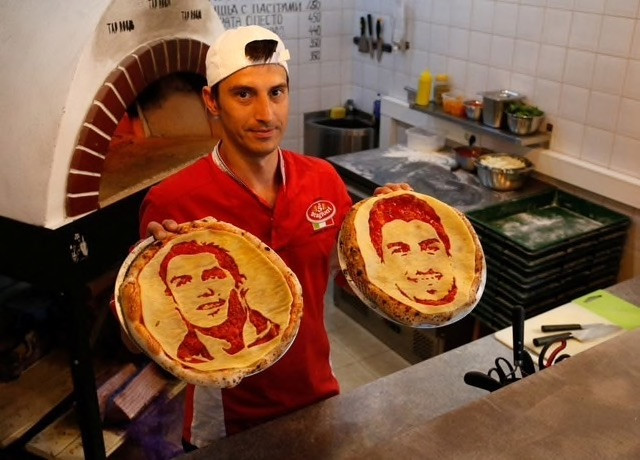 Đến Nga mùa World Cup: Thưởng thức pizza in hình Ronaldo và Suarez - Bóng Đá