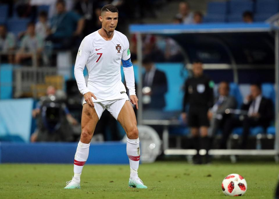 Ronaldo bị chế giễu vì hành động vén cao quần chuẩn bị sút phạt - Bóng Đá