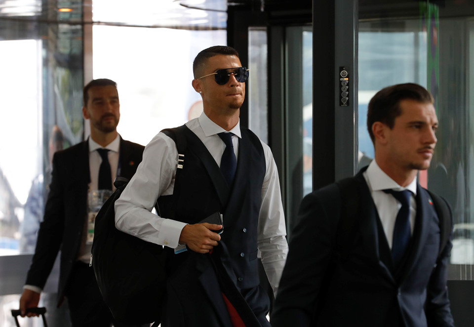 Ronaldo cùng đồng đội bảnh bao lên đường về nước - Bóng Đá