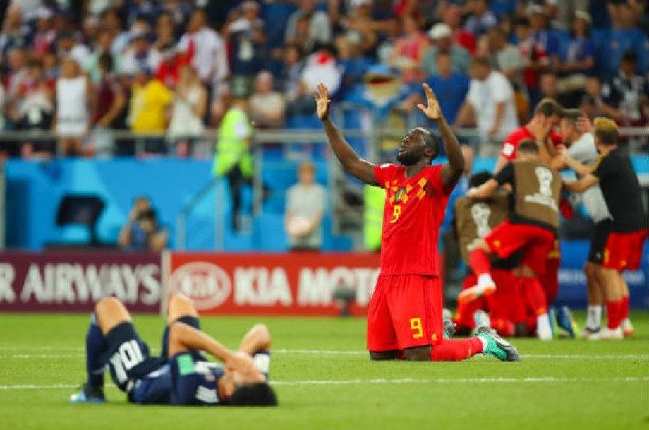 Shinji Kagawa và Romelu Lukaku bộc lộ những cảm xúc trái ngược trên sân. Kẻ vui mừng, người chìm sâu vào cơn thất vọng.