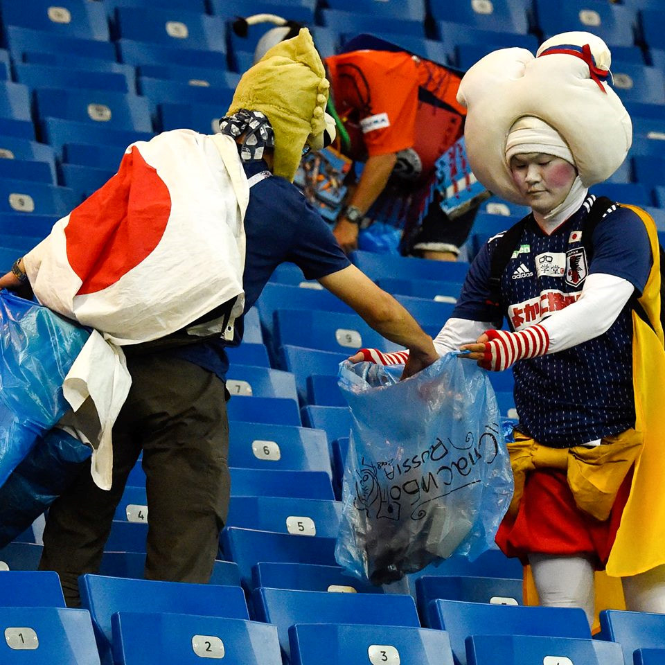 Đội nhà thua trận, CĐV Nhật nén nỗi đau nhặt rác ở SVĐ trước khi về - Bóng Đá
