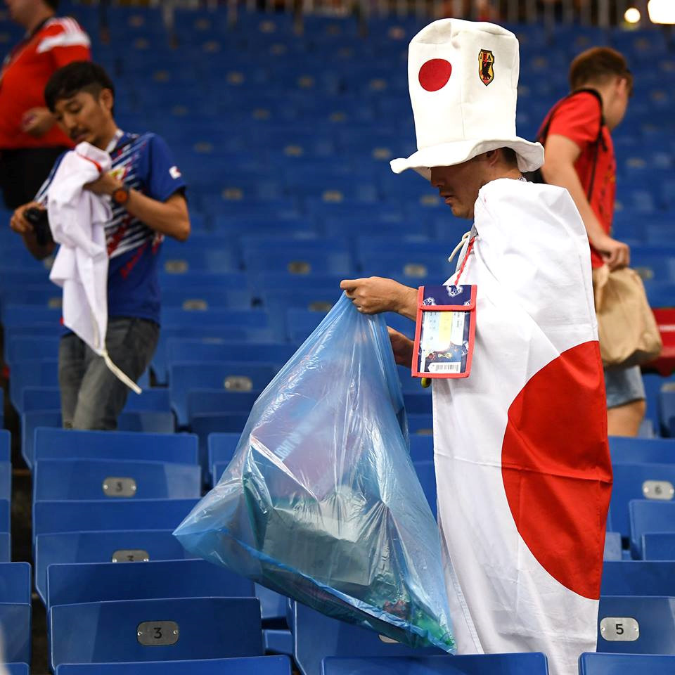 Đội nhà thua trận, CĐV Nhật nén nỗi đau nhặt rác ở SVĐ trước khi về - Bóng Đá