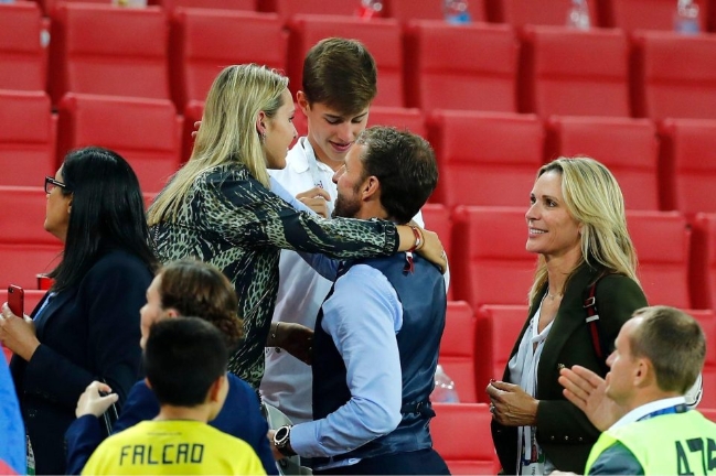 Sau khi hạ Colombia, đội Anh ào lên khán đài ôm hôn vợ con, chia sẻ niềm vui chiến thắng - Bóng Đá