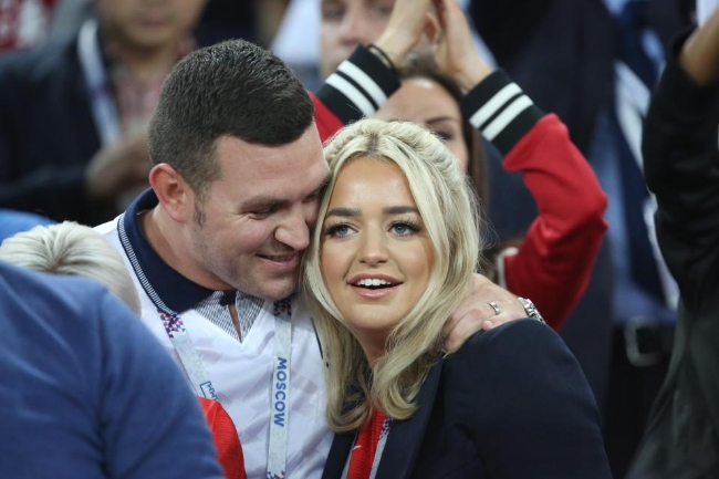 Sau khi hạ Colombia, đội Anh ào lên khán đài ôm hôn vợ con, chia sẻ niềm vui chiến thắng - Bóng Đá