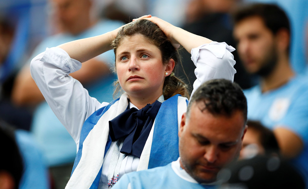 CĐV nhí Uruguay khóc sau sai lầm của thủ môn Muslera - Bóng Đá
