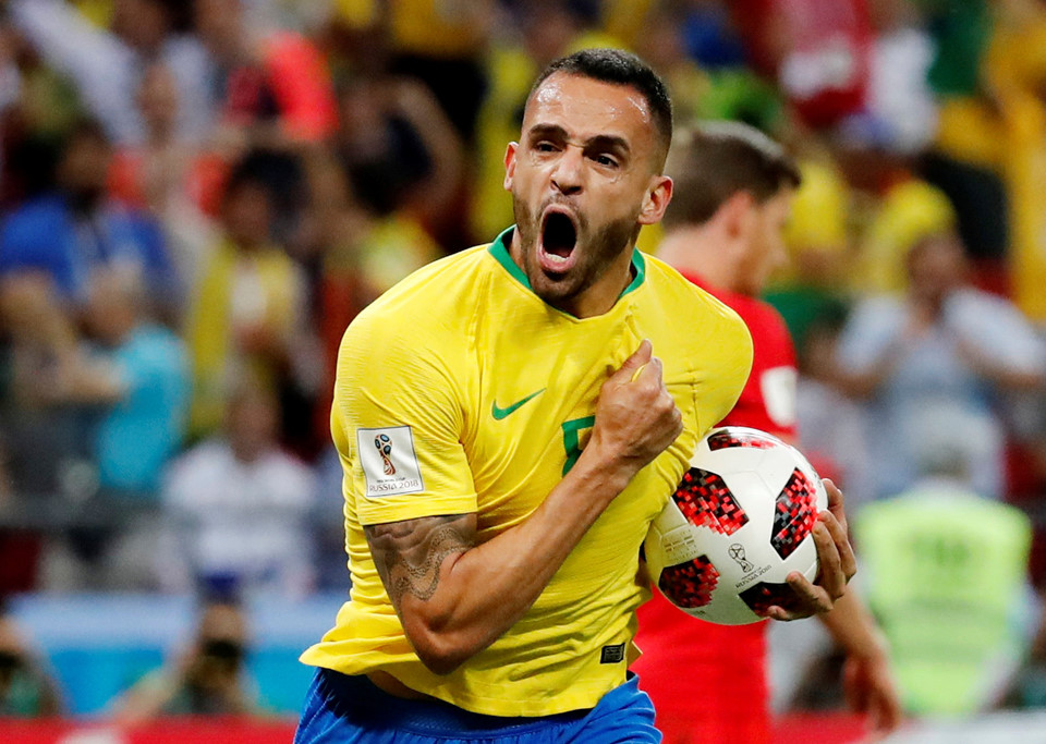 Neymar thẫn thờ, cầu thủ Brazil cúi đầu sau thất bại - Bóng Đá