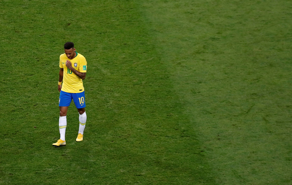 Neymar thẫn thờ, cầu thủ Brazil cúi đầu sau thất bại - Bóng Đá
