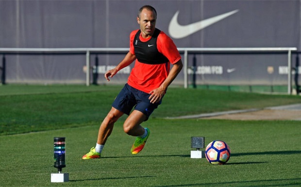 Iniesta trở lại trên sân tập của Barcelona. Ảnh: Internet