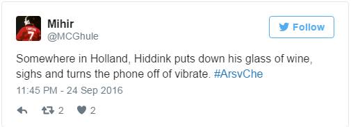 'Ở một nơi nào đó tại Hà Lan, Hiddink đặt ly rượu trên tay xuống và đặt điện thoại ở chế độ rung.' Ành chụp màn hình.