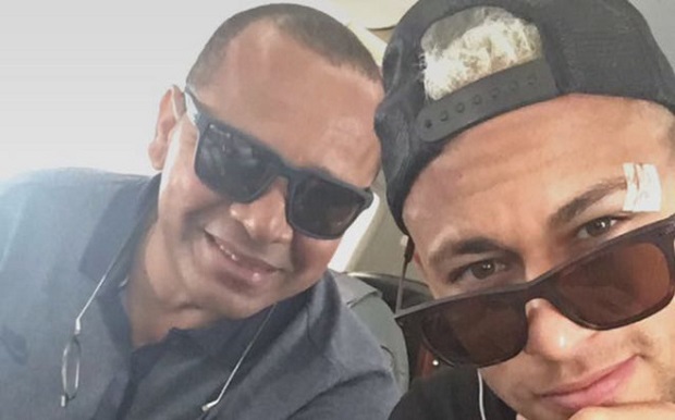 Neymar bên cạnh cha. Ảnh: Internet