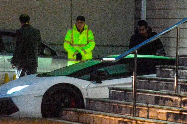PAY-JOSE-MOURINHO-AND-HENRIKH-MKHITARYAN-LEAVE-THE-LOWRY-HOTEL-AS-THEY-HEAD-TO-TRAINING (2)