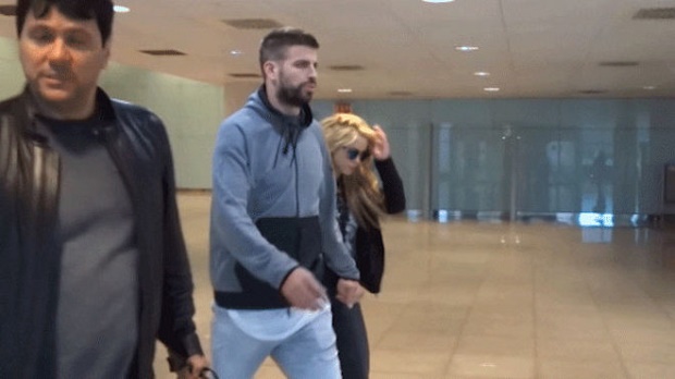Pique nổi nóng khi gặp thợ săn ảnh. Ảnh: Sport