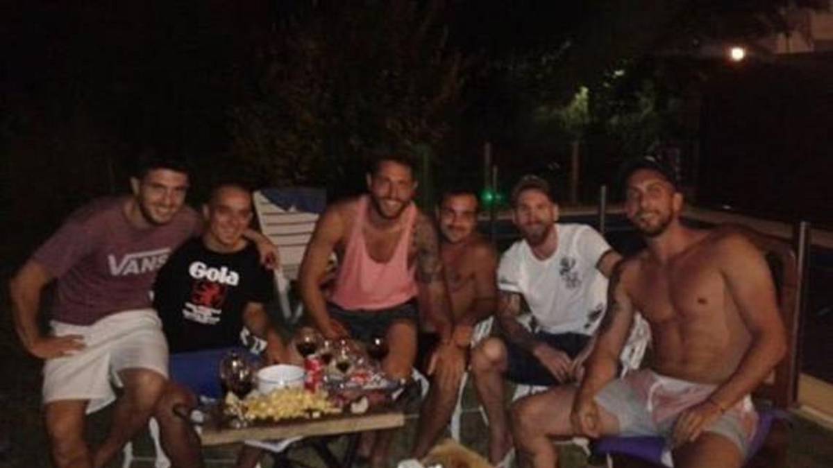 Messi bên cạnh những người bạn cũ. Ảnh: AS