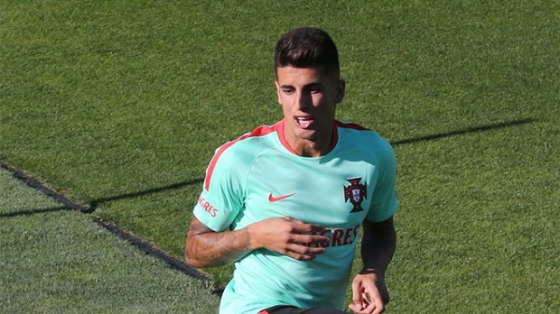 Cancelo sẽ 'chính thức' thuộc về Barca vào mùa Hè năm sau. Ảnh: Sport