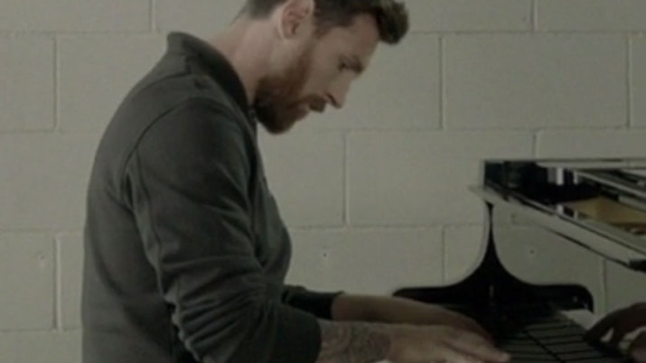 Trước thềm Champions League khởi tranh, Messi trổ tài chơi đàn piano - Bóng Đá