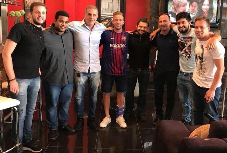 Arthur từng mặc chiếc áo đấu Barcelona.