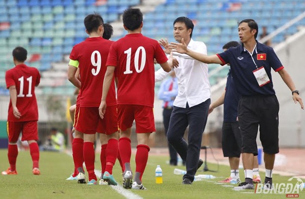 Niềm vui của đoàn quân áo đỏ khi có mặt ở trận chung kết AYA Bank Cup 2016 trên đất Myanmar. Ảnh: Gia Minh.