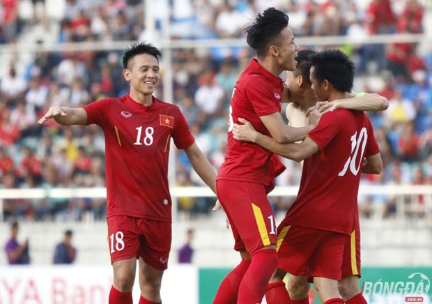 Đúng ba phút sau bàn thắng san bằng cách biệt, tiền đạo số 1 của ĐT Việt Nam – Lê Công Vinh dứt điểm cận thành nâng tỉ số lên 2-1. Công Vinh ăn mừng bàn thắng cùng các đồng đội. Ảnh: Gia Minh.
