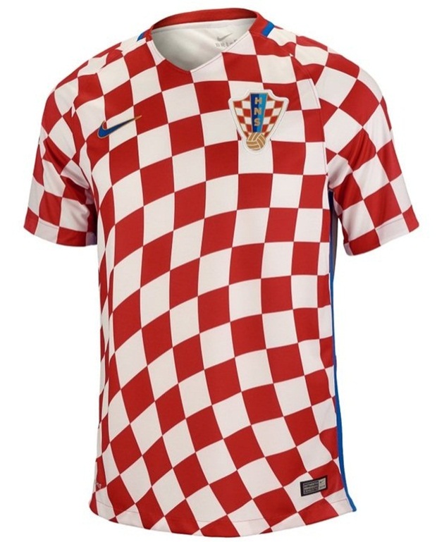 Áo đấu của tuyển Croatia dựa trên sự chế tác từ mẫu cổ điển, tức sọc ô vuông đỏ trắng. Khá nhiều người hâm mộ rất thích mẫu áo này.