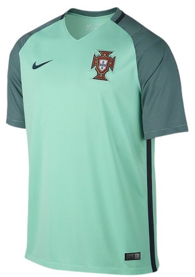 Trong khi đó, áo đấu sân khách dành cho tuyển Bồ Đào Nha mang màu tông màu xanh nhạt và phảng phất nét gì đó thanh cao hơn. Đây là sản phẩm độc đáo tại EURO 2016 hè này.