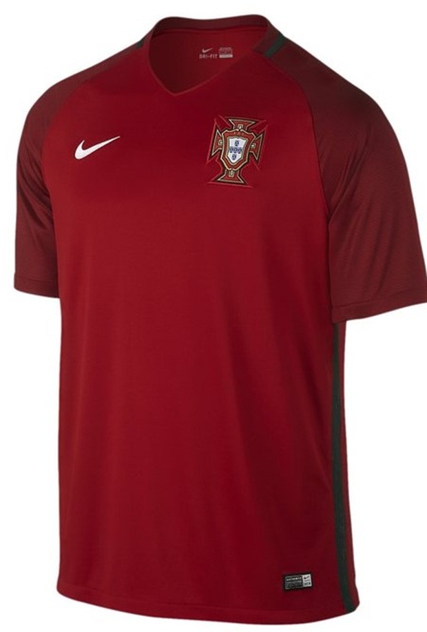 Áo đấu sân nhà của Bồ Đào Nha có màu đỏ đậm chủ yếu, phần vai cũng được thiết kế màu sậm cho phù hợp với toàn bộ áo đấu. Nhìn áo đấu của Bồ Đào Nha, người hâm mộ như liên tưởng tới ngọn lửa bùng cháy dữ dội.