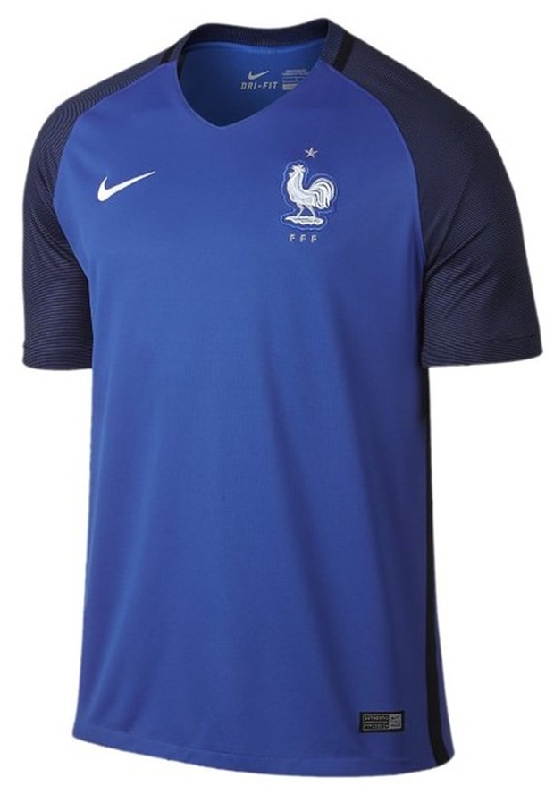 Áo đấu của tuyển Pháp có thiết kế khá giống với tuyển Anh, nhưng khác màu. Họ dùng tông màu xanh đậm chủ đạo, còn phần vai là màu sậm. Dù màu sắc đơn giản, nhưng áo đấu của tuyển Pháp thể hiện đúng bản chất và tên gọi, đội bóng áo lam.