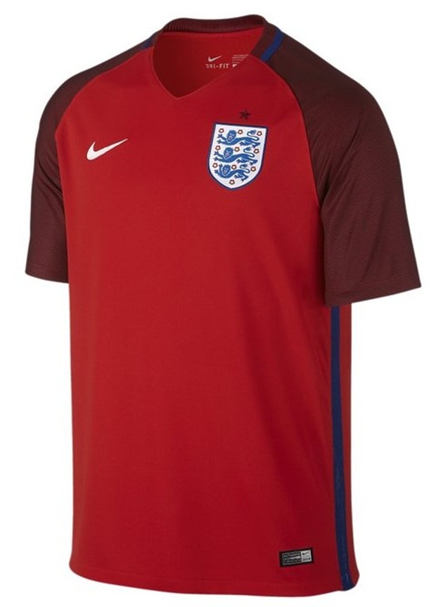 Áo đấu của tuyển Anh được tin rằng sẽ trở thành một trong những sản phẩm bán chạy nhất tại EURO 2016. Ngoài mẫu áo truyền thống có màu trắng, trang phục dành cho sân khách của tuyển Anh được thiết kế dựa trên tông màu đỏ đậm, hai phần vai áo màu nâu. Cách phối màu này giúp áo đấu 