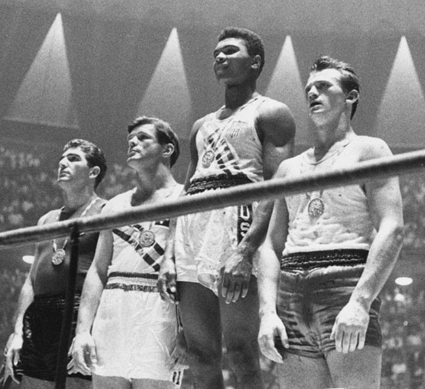 Muhammad Ali giành huy chương vàng tại Olympic 1960 tổ chức ở Rome (Italy).