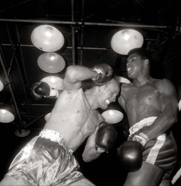 Muhammad Ali đối đầu Henry Cooper vào năm 1963.