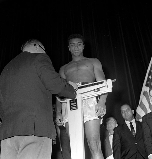 Muhammad Ali cân trước cuộc tái đấu Henry Cooper vào năm 1966.