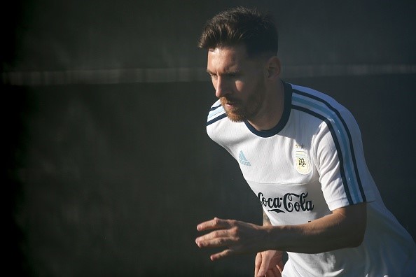 Sau khi kết thúc phiên tòa luận tội trốn thuế ở Barcelona ngày 3/6, Lionel Messi đến Mỹ hội quân cùng ĐT Argentina.