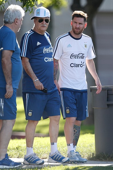 Các thành viên ban huấn luyện ĐT Argentina trao đổi với Lionel Messi sau buổi tập.