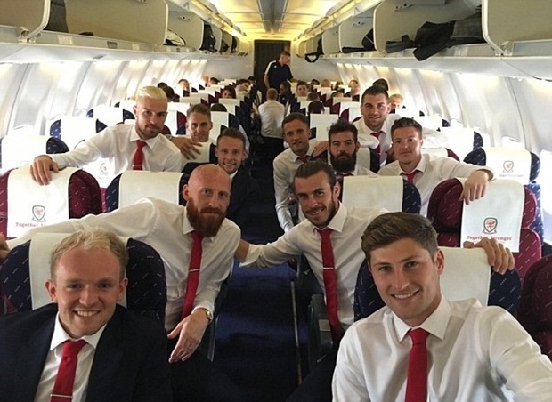Trên máy bay, các tuyển thủ chụp với nhau 1 bức hình. Với trang phục áo sơ mi trắng, quần âu và cà vạt đỏ, cầu thủ của xứ Wales trông giống những quý ông đích thực.