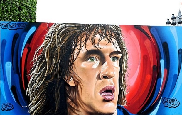  Cựu hậu vệ Carles Puyol người Tây Ban Nha với mái tóc bồng bềnh và gương mặt hơi khắc khổ nay trở thành người đàn ông với gương mặt rất thánh thiện. Đây là tác phẩm của họa sĩ 