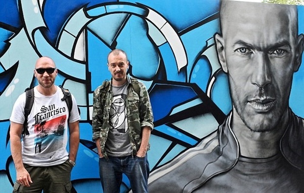  Bức tranh cựu tiền vệ Zinedine Zidane (Pháp) dựa trên khung hình cổ điển, với đôi mắt rất lạnh lùng. Alex và Brok là hai họa sĩ tạo nên tác phẩm này.